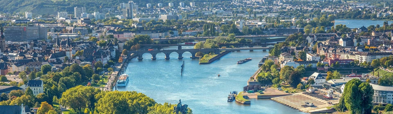 Ausblick auf eine Stadt mit vielen Sehenswürdigkeiten