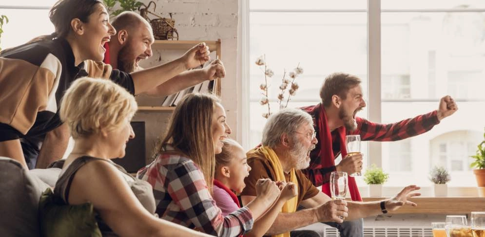 Gruppe verfolgt EM-Spiel euphorisch per Beamer