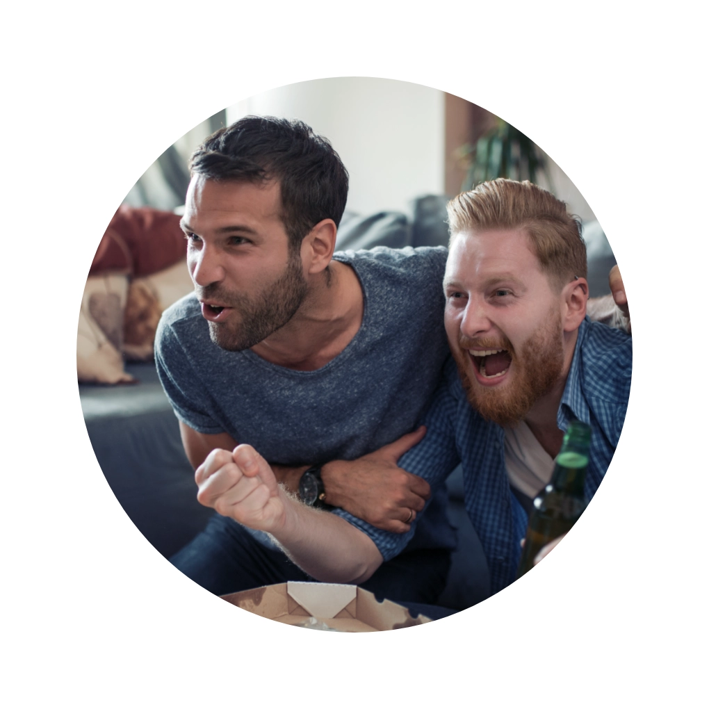 Freunde verfolgen deutsches EM-Spiel 2024