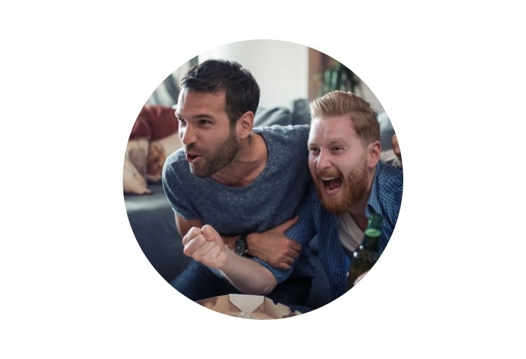 Freunde verfolgen deutsches EM-Spiel 2024