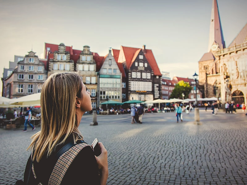 Eine Frau schaut sich eine Stadt auf einem Kurztrip in Deutschland an