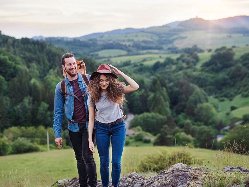 Ein Mann und eine Frau gehen in Deutschland wandern