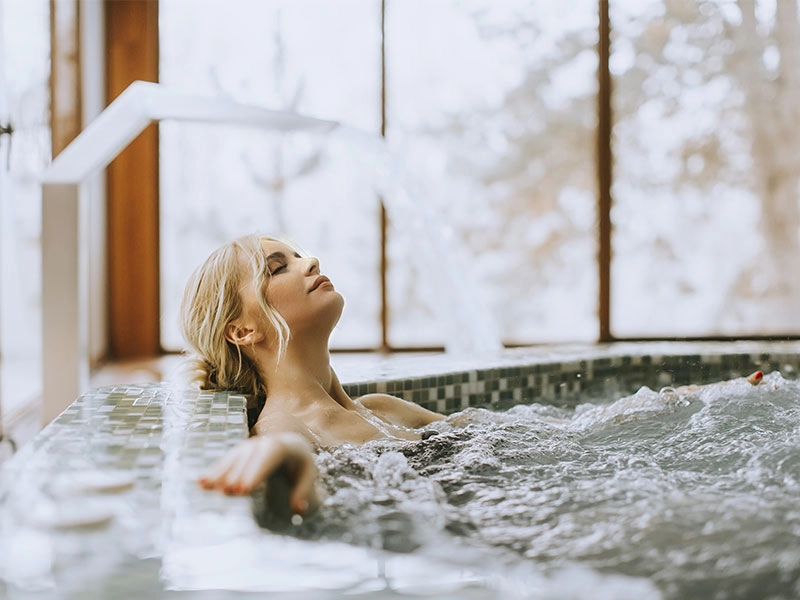 Eine Frau entspannt in einem Whirlpool