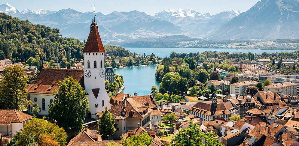 Blick auf eine Stadt an einem See in der Schweiz