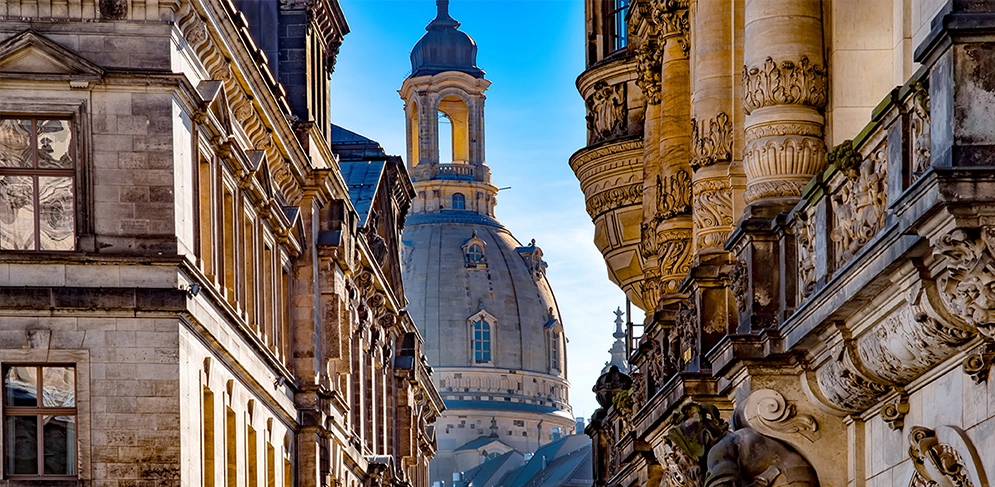 Blick durch eine Gasse inmitten einer Altstadt