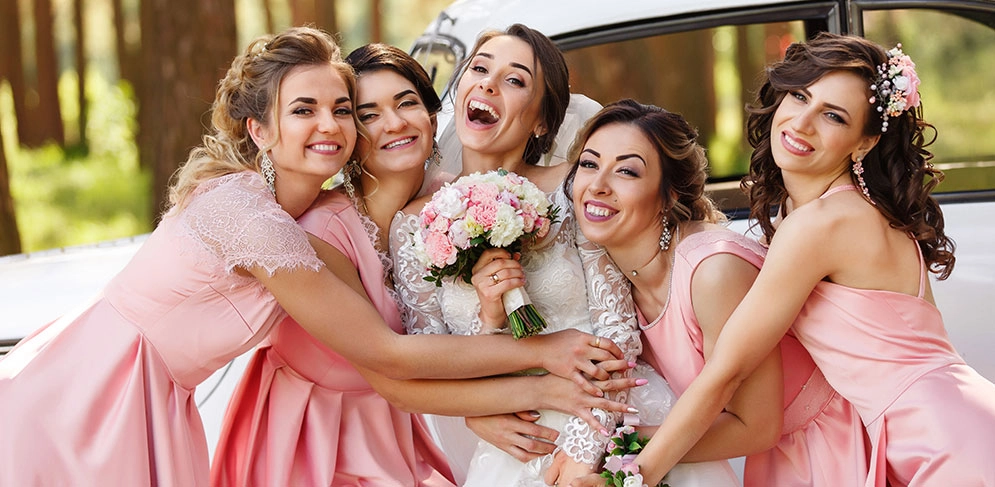 Frauen in unterschiedlichen Hochzeitsgast Outfits in passenden Farben.